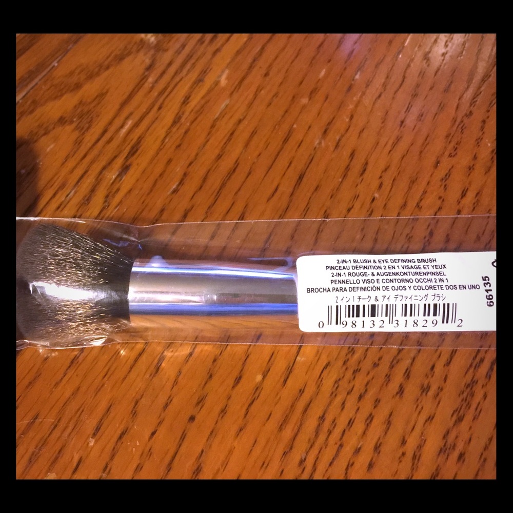 BareMinerals 2-in-1 blush & eye defining brush